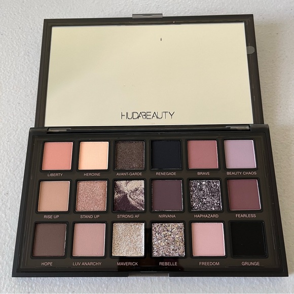 NEW Huda Beauty Pretty Grunge Eyeshadow Palette *New & Unused* - Picture 3 of 14